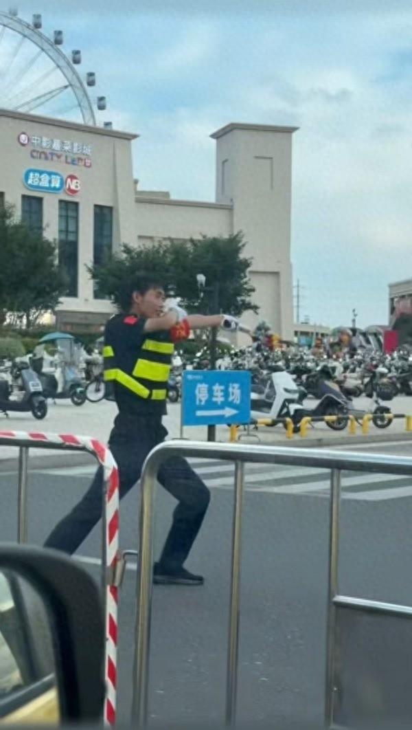 “18岁入职保安？”江苏无锡，一名18岁男生暑假到商场兼职当保安，原本只是想提前