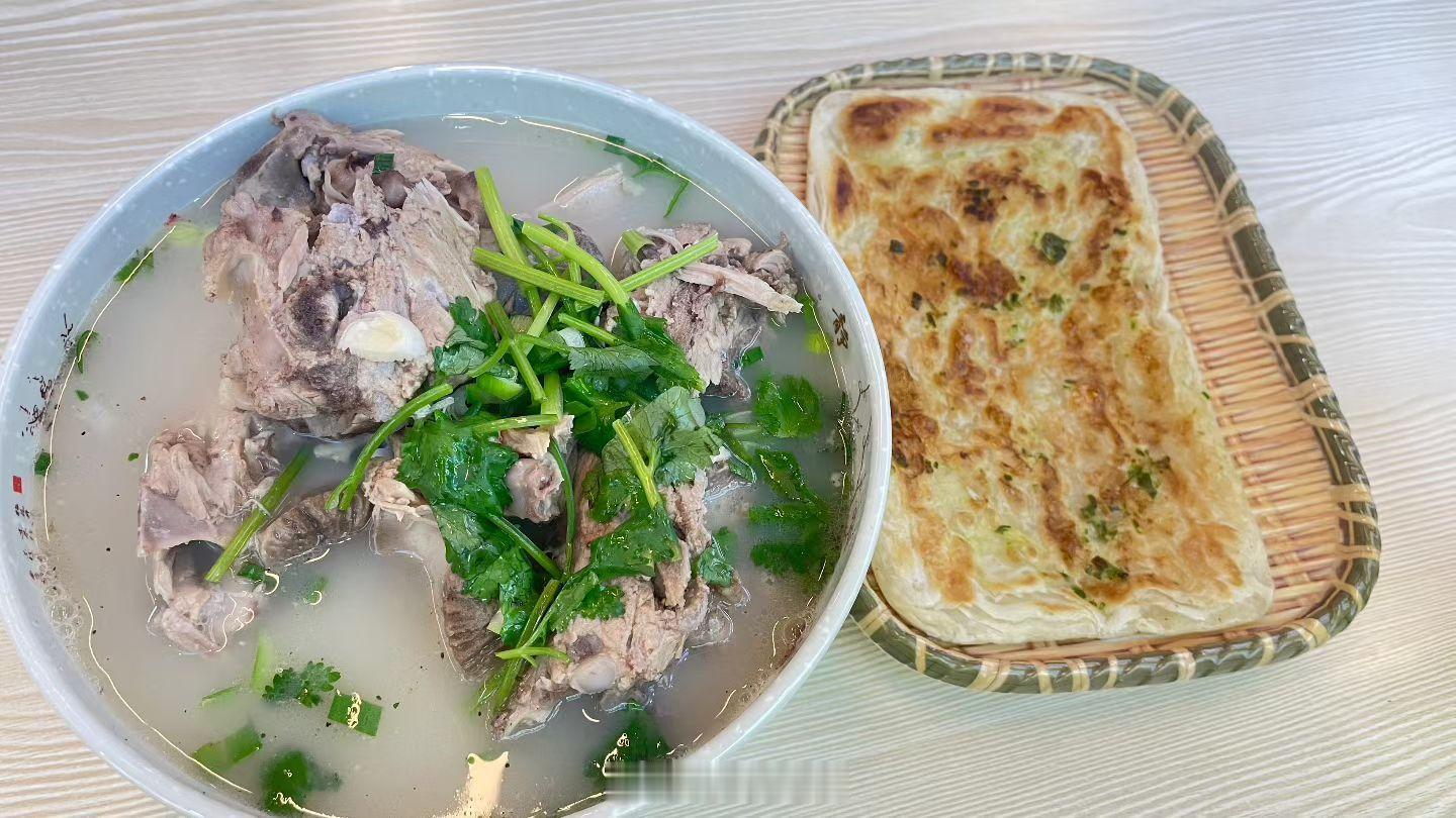 朋友推荐，妈呀，真的好吃啊这家羊肉馆，真好吃，一大份15元​​​