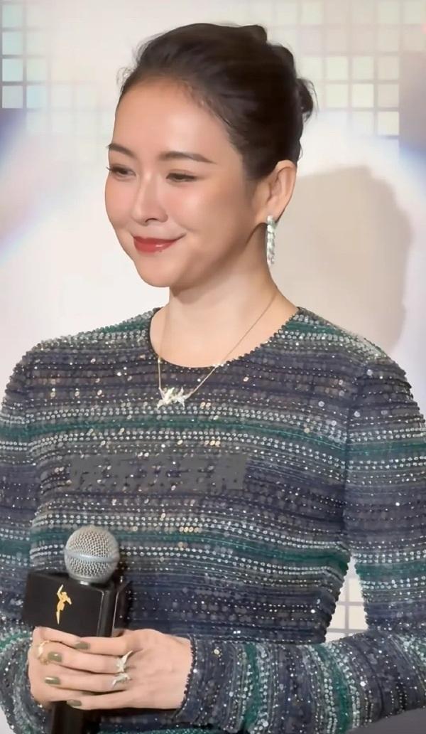 今天章子怡又获奖了，她最近可是双喜临门，表演事业迎来了新的高峰。章子怡这回的