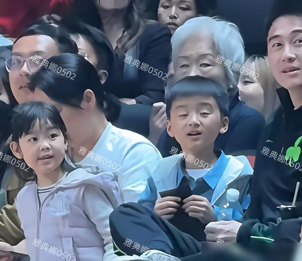 奚梦瑶最想从脸上抹掉的高颧骨，被她6岁儿子原封不动长回来了。何广燊正面照一放出来，脸型流畅得吓人，下