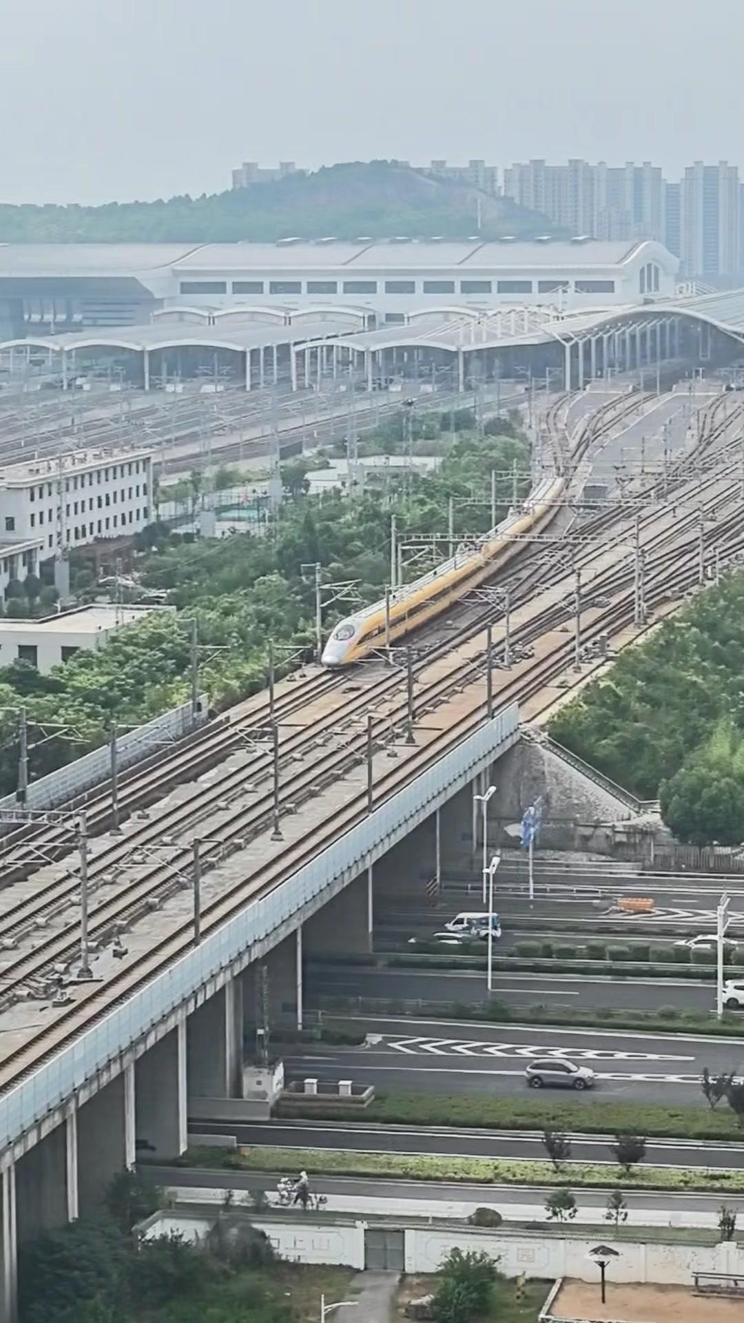 🚅从郑州东到徐州东，那抹熟悉的黄出现在视野里，复兴号高铁综合检测列车正穿越中原