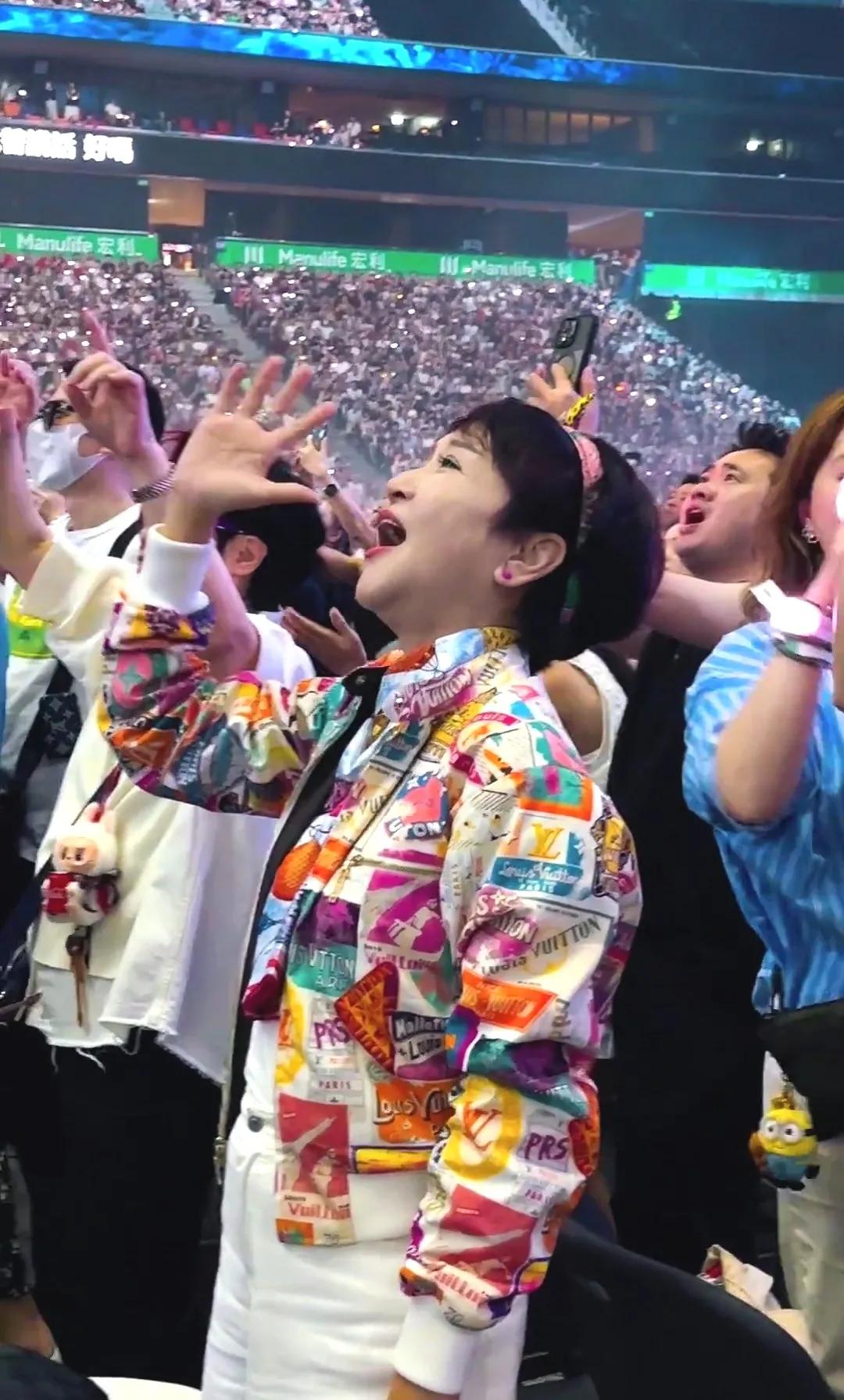 不敢相信，74岁的狄波拉依然宛如少女一般。狄波拉，原名李敏仪，51年出生的她