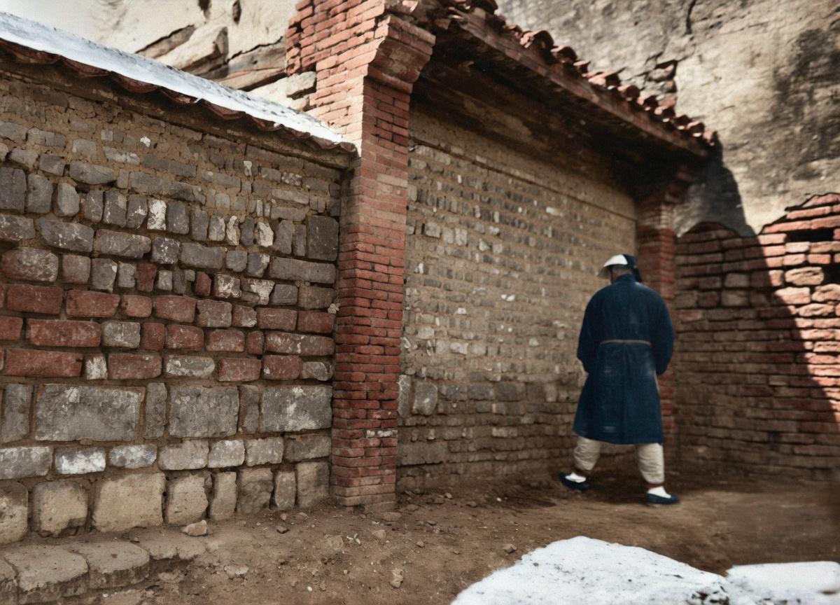 清末，一名底层衙役，在街巷影壁墙的背风处随地大小便，衙役们没有固定俸禄，靠敲诈勒