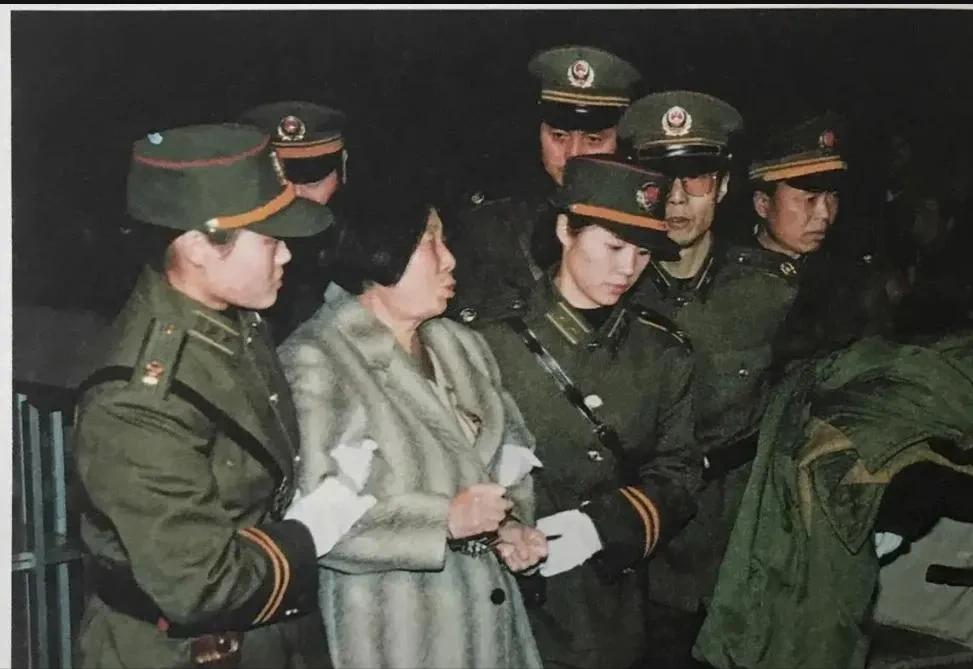 1995年，贪污犯阎建宏即将被执行枪决，被押赴刑场的途中，镜头为她拍下了生命中最