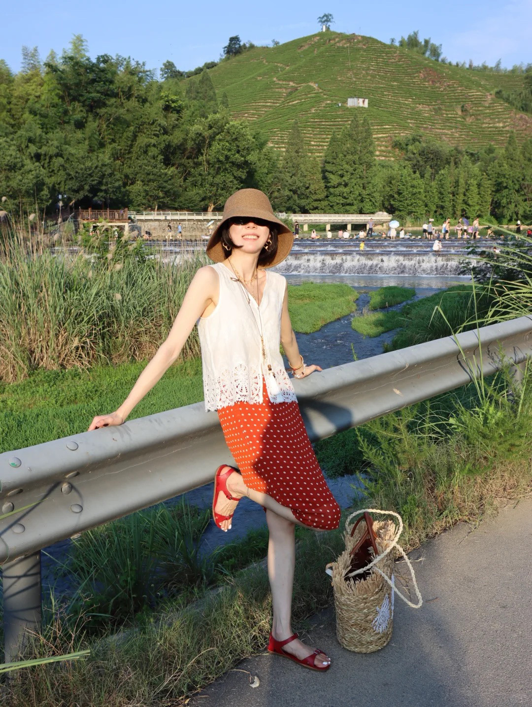 红色和夏天的适配度是满分，浪漫又充满活力！不想太抢眼，可以从一条红色裙子开始。非常喜欢这种红白色的波