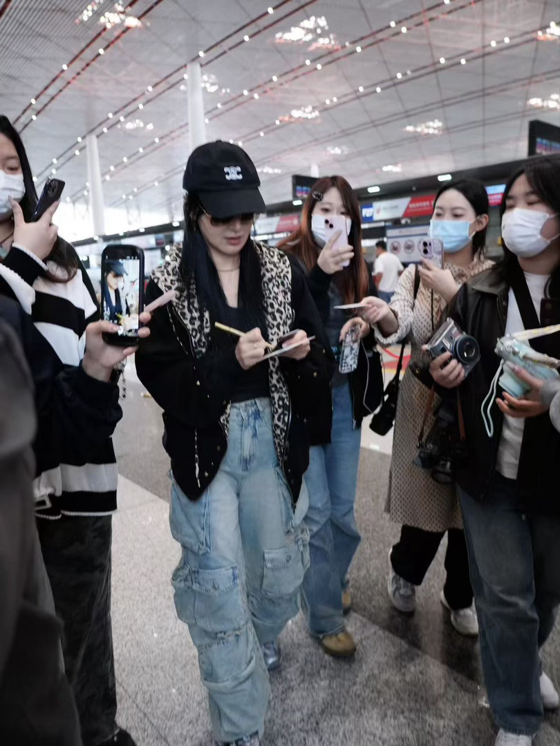 赵子琪出发浪姐机场路透赵子琪出发录制浪姐7赵子琪现身机场，黑色外套简约随性。粉