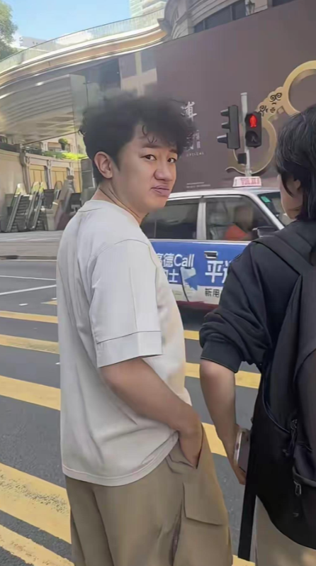 王祖蓝的鼻子，比成龙大出一截，可李亚男看上的，不是脸，是那首写她身高焦虑的粤语R