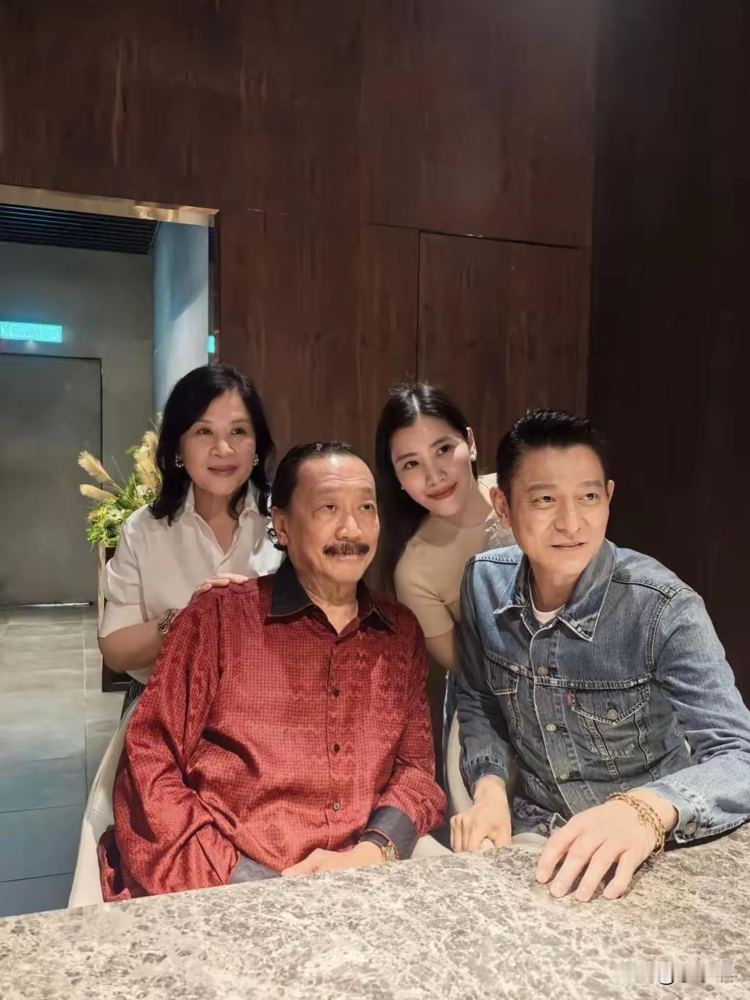 刘德华陪老婆朱丽倩会娘家了看到网友提供了一张照片天王刘德华和妻子到了马来西亚