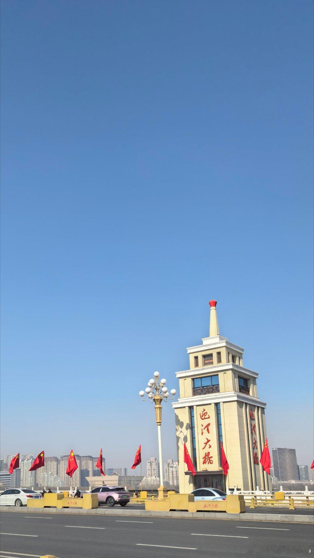 太原国旗招展迎新春【锦绣太原城，最美中国红】太原市标志性建筑，被誉为“华北第一桥