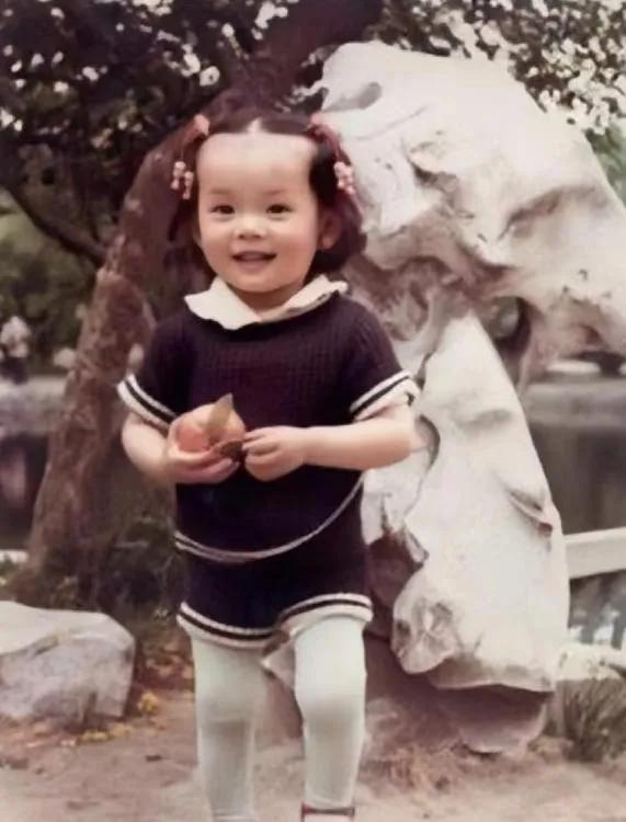孙俪从小生活在一个单亲家庭，由妈妈独自抚养她长大。妈妈很漂亮，孙俪和妈妈一样有