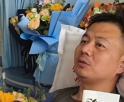这就是军人优先的最好诠释！6月6日在河南商丘古城南湖，正在休假的军人张伟，看到有