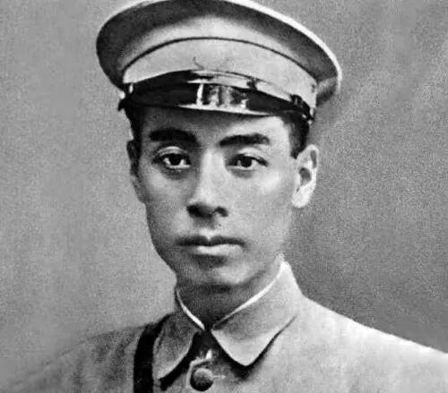1940年10月，重庆。蒋介石给特务机关下了一道命令：监视周恩来、叶剑英，不准两