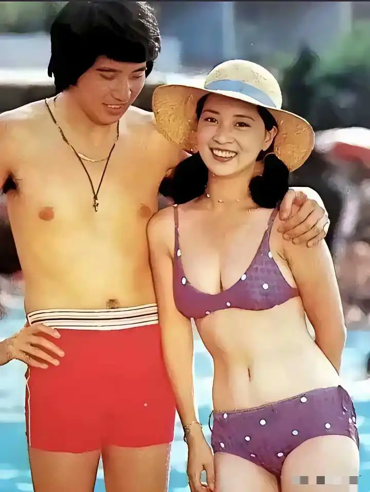 秦汉与林凤娇在海滩上的一张留影，那时两人都青春年少