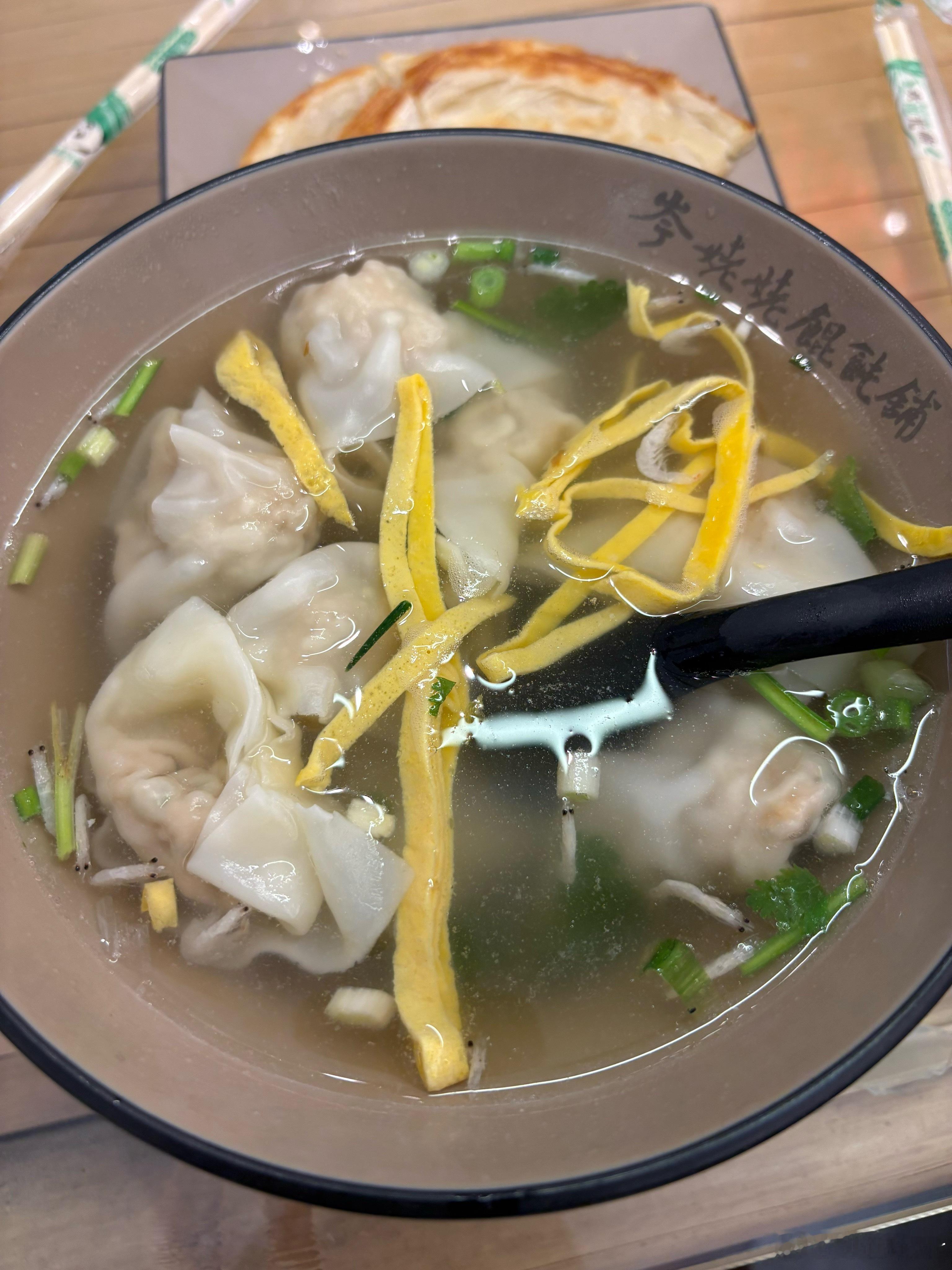 今日份呆萌小静～威海的馄饨真不错鲅鱼和海胆口味都想吃怒点两大碗！