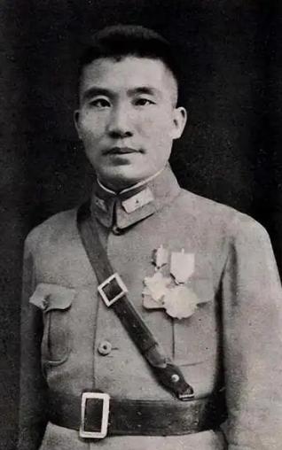 1935年，王耀武得知部下俘虏了一个红军师长，兴冲冲的跑过去准备审讯，但当他看到