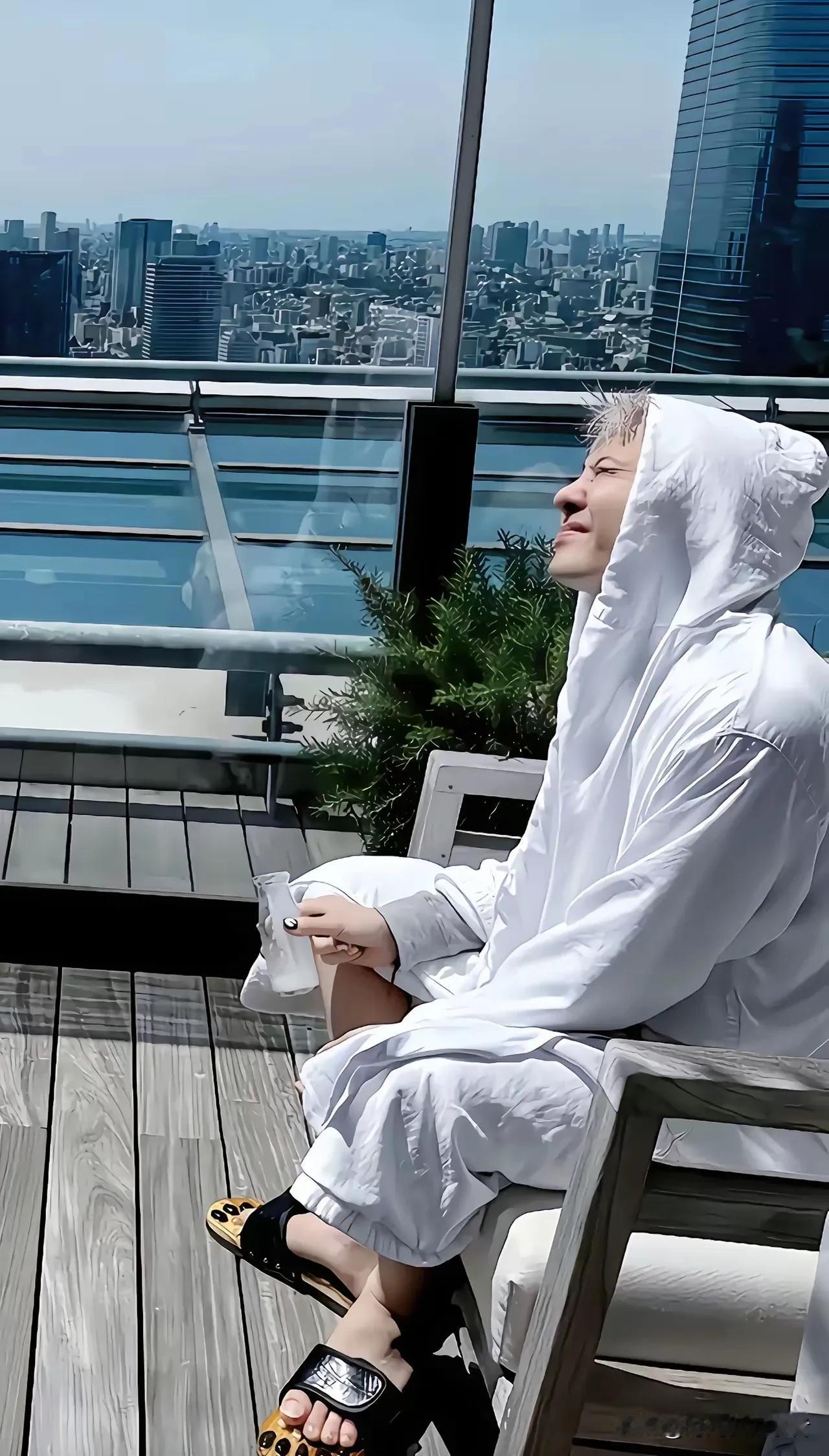 权志龙也是邋遢，手指甲暴露在外，就美美的美甲，假指甲都不剪。权志龙也是挺有才的