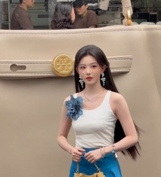 孔雪儿穿老头背心都这么漂亮的女人清冷风和少女感原来可以共存！白背心的随性+花边