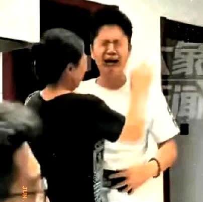 有个沧州男生，复读了整整三年。24号查分的时候，他突然就大哭起来，姐姐