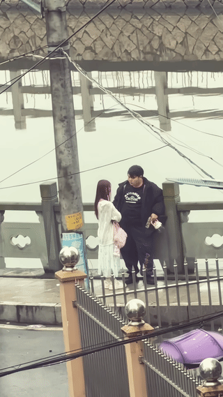 一名身材瘦小的年轻女孩正在和一个胖胖的男孩说话聊天。男孩听的很认真，女孩也说的