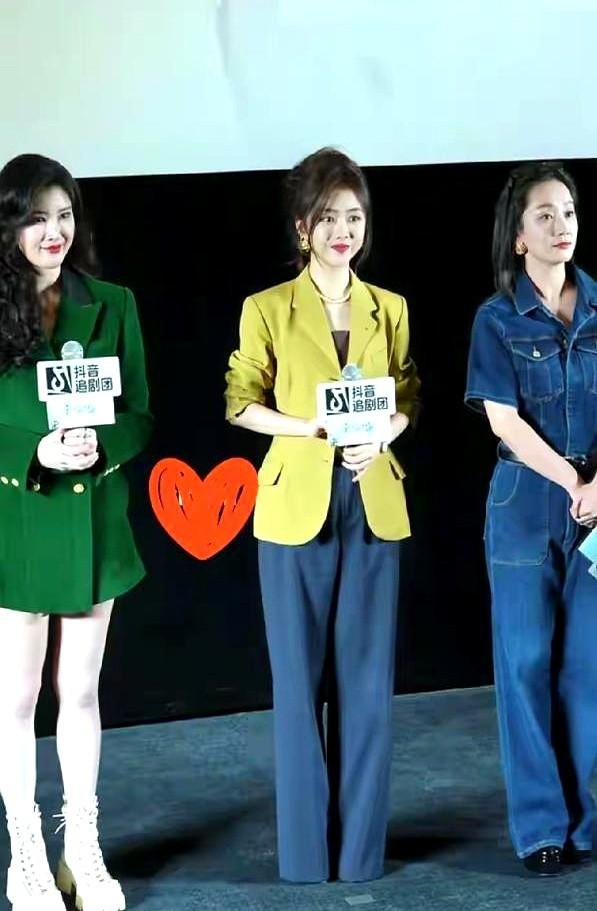 谭松韵那条裤子，简直要把人给吞了！裤腿宽到离谱，直接盖住脚面，脚踝？影子都看