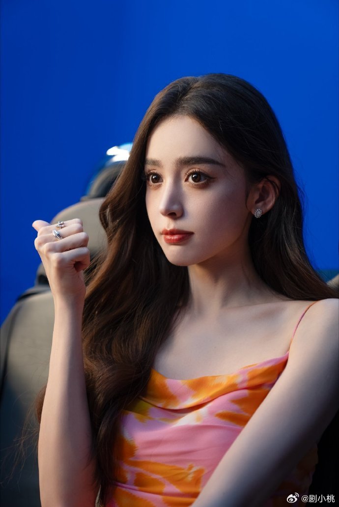 娜扎上户口的时候名字多打字了以前只知道她叫娜扎，没想到真名背后还有这么奇妙的故