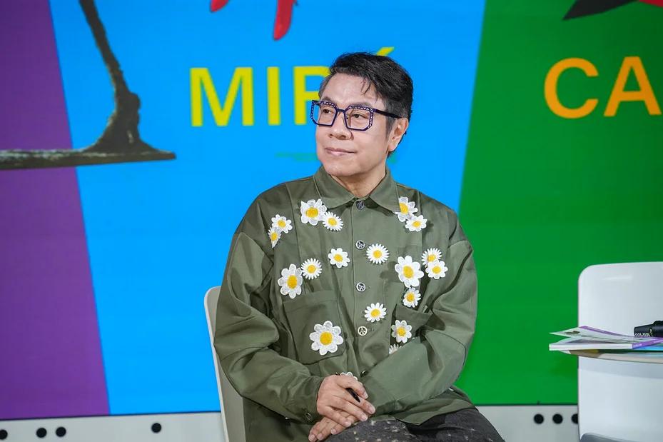 蔡康永出现在沈伯洋造势大会，这边还没怎么发话，岛上绿营感觉捡到枪。邱垂正说，生