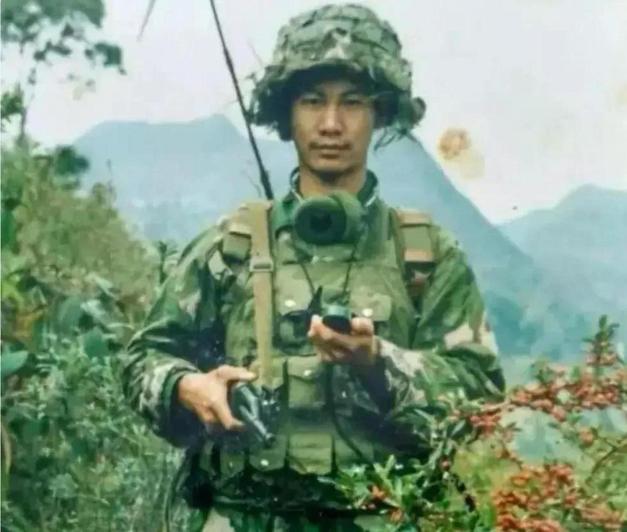 这是董永安烈士生前留下的一张珍贵照片，拍摄于1986年老山前线，镜头中的他身着整