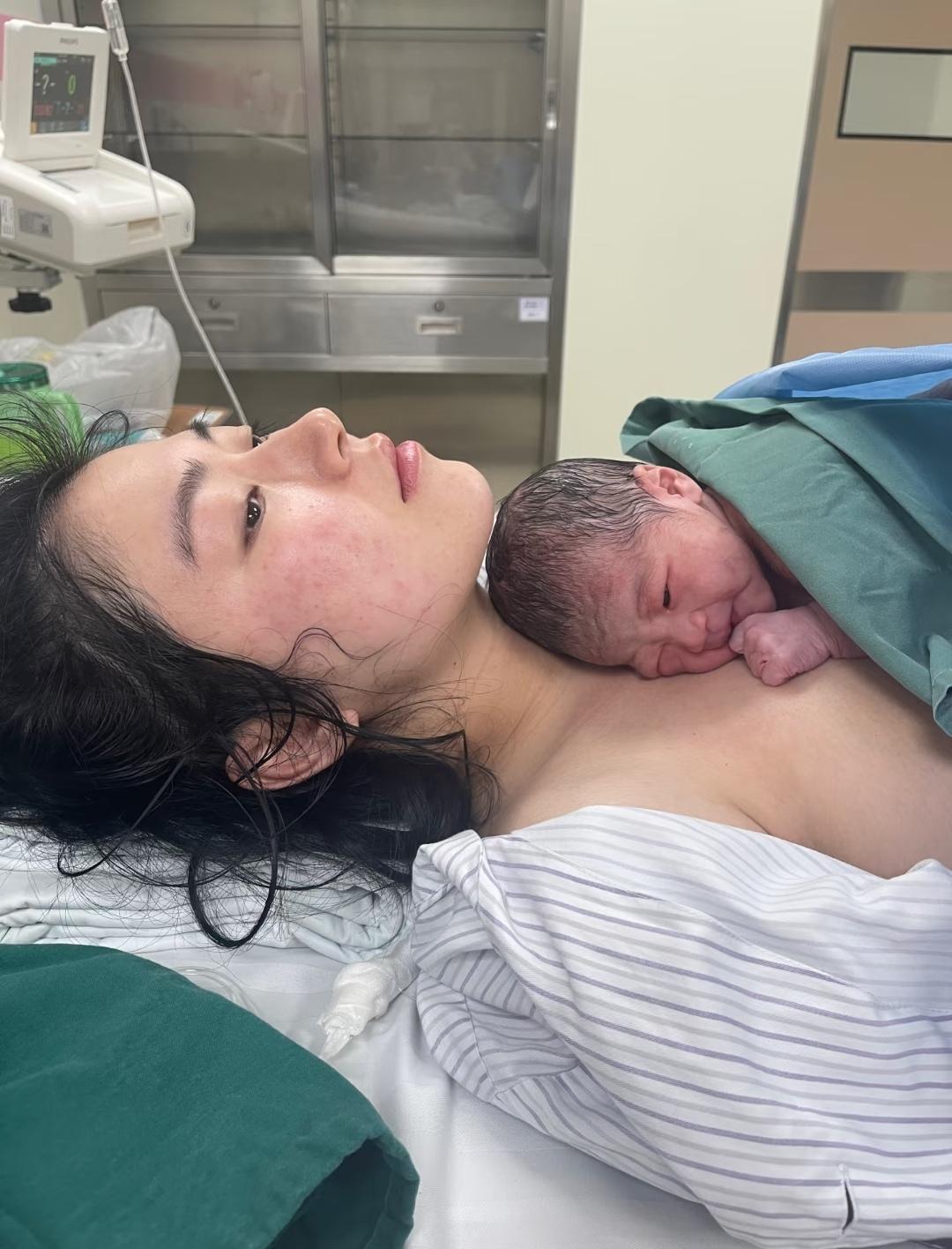 广西一产妇分娩时突发羊水栓塞，心跳骤停，医生抢救半小时宣布没救了。婆婆冲进产房跪
