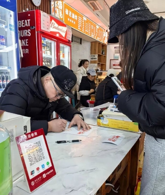 王鹤棣爸爸亲自澄清：乐山油炸店并非棣妈全资经营，仅因曾参与运营而张贴照片。店铺