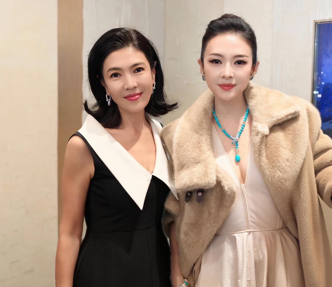 左边是苏芒，1971年出生，身高160cm。右边是章子怡，1979年出生，身高