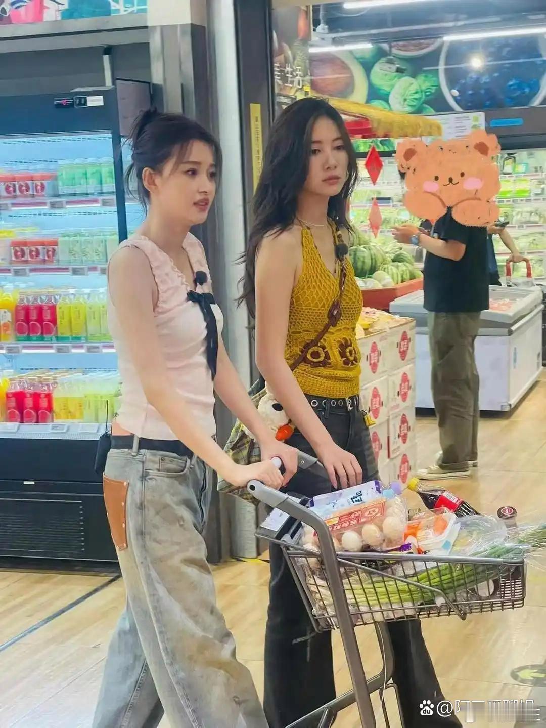 路人镜头下的金靖，能进娱乐圈，颜值都不会差…不要怀疑任何一张能进娱乐圈的脸