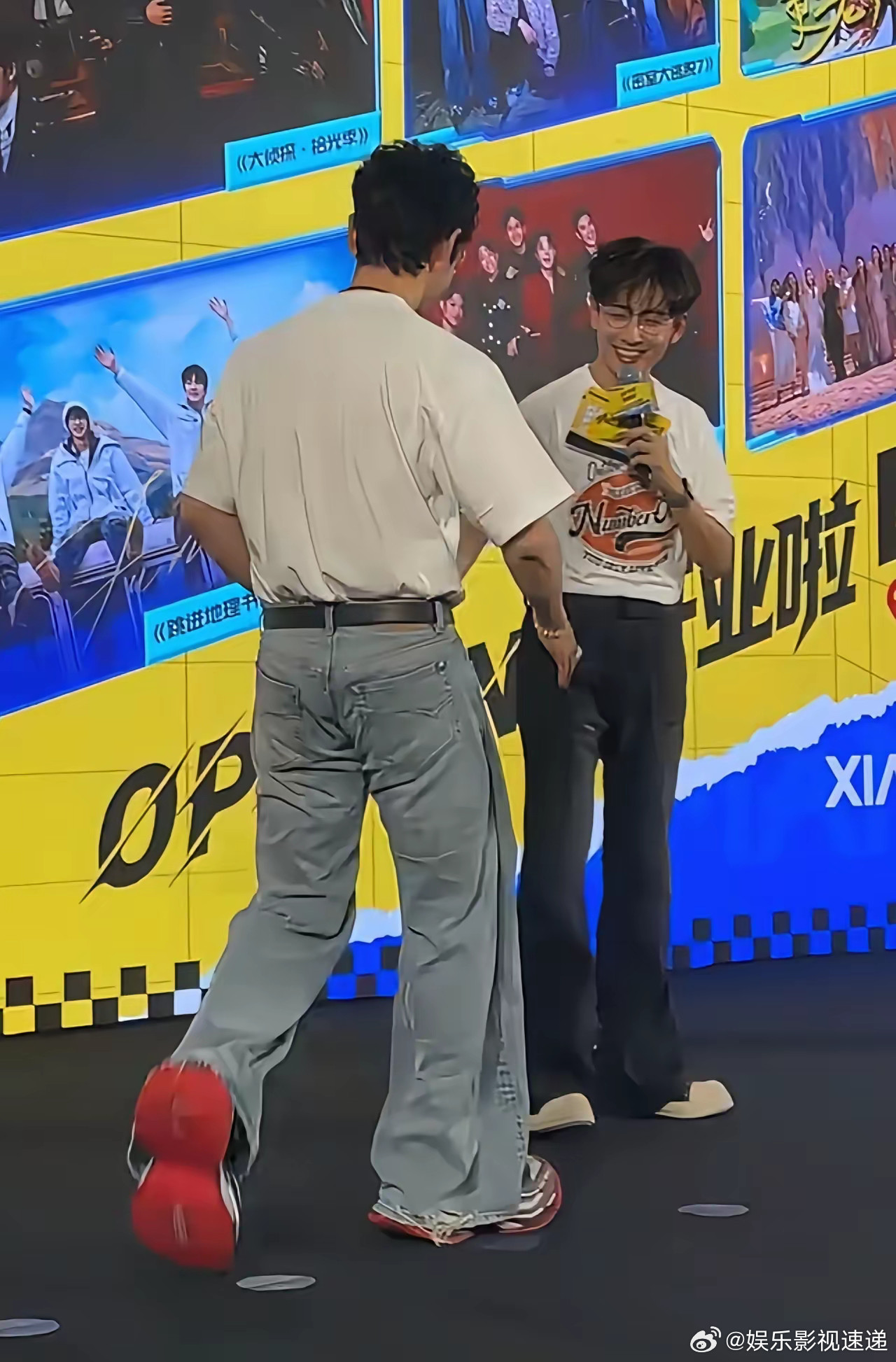 黄晓明这双鞋子得有10几公分了吧？！好几次活动穿的都是这双。虽然鞋子颜色很靓，但