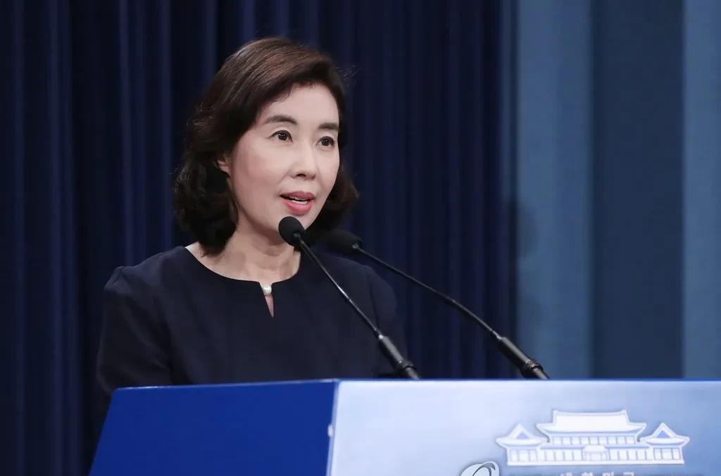 如果李在明当上总统，他会让谁当他的发言人？摆在他面前两大美女必须二选一：朴炅美和