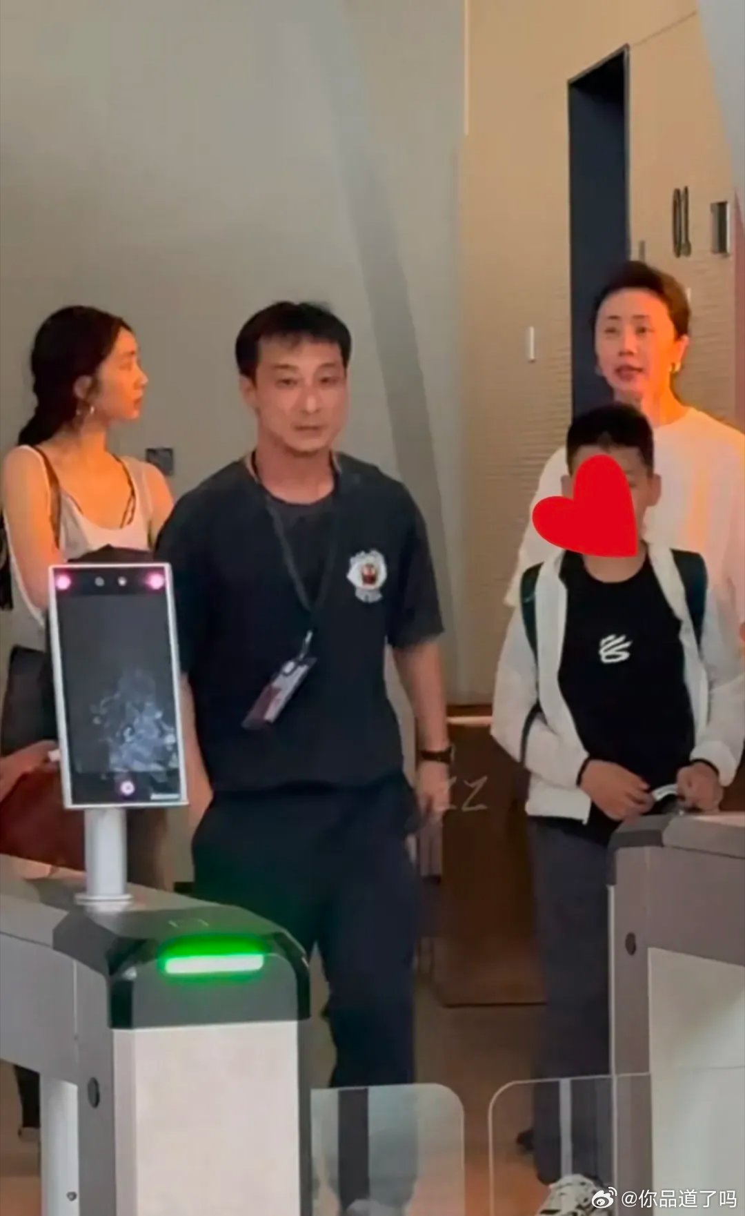 黄多多和妈妈孙莉，现身成都大剧院，现场观看爸爸的话剧《农庄馆客人》！扎着麻花辫的
