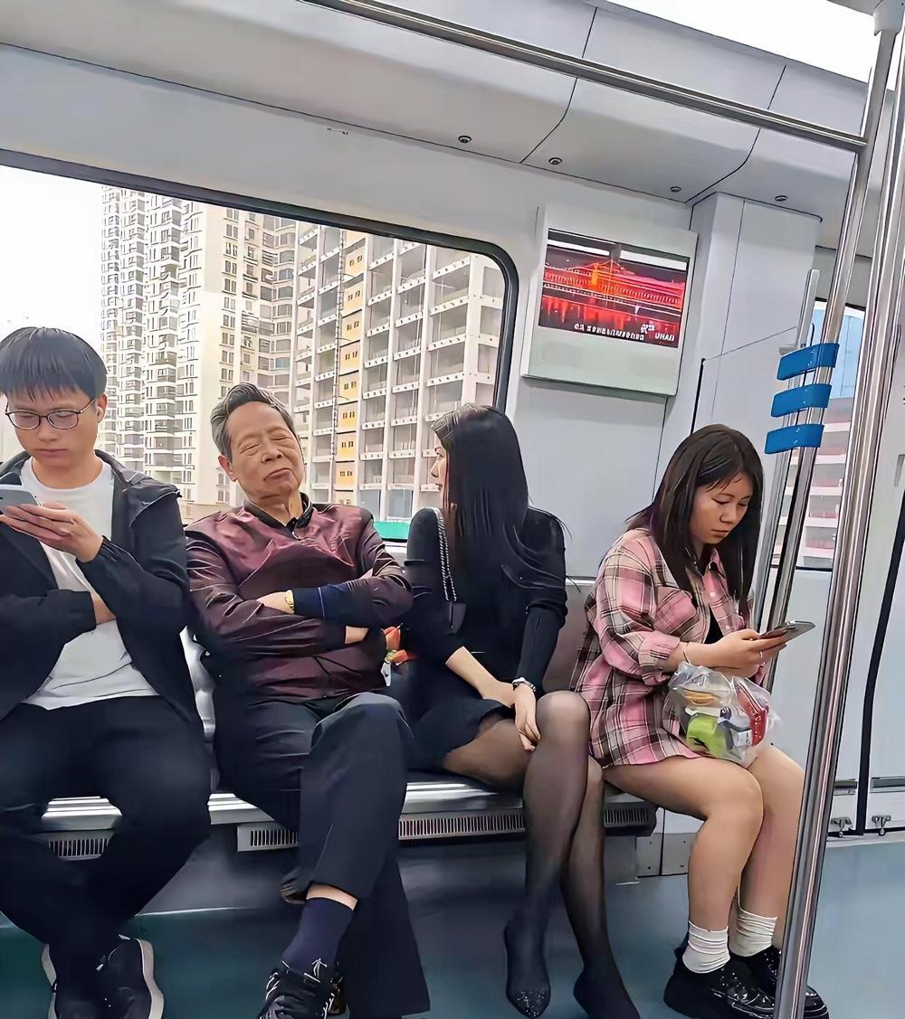 由此这张照片，得出以下结论：1、大叔是正经人2、大叔极其看不惯女子的穿搭3