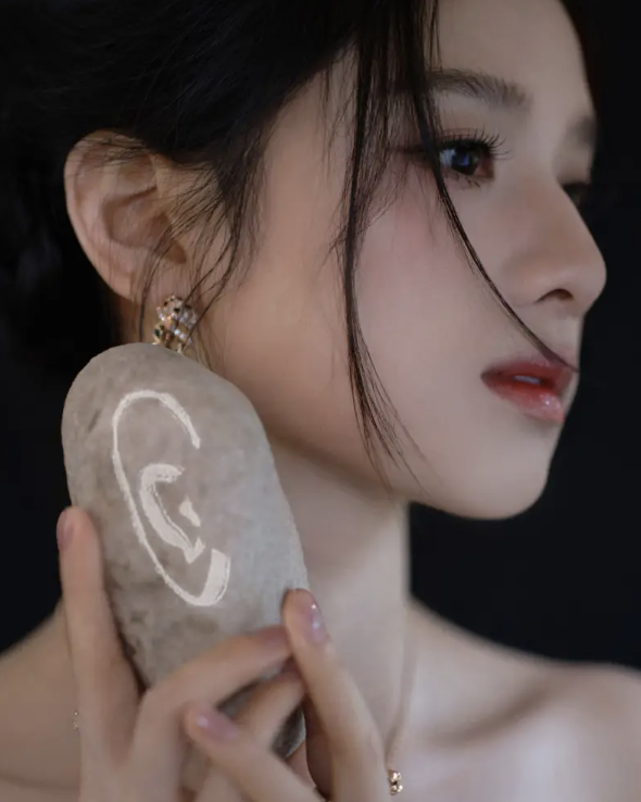张婧仪工作室晒图穿齐肩裙变身温柔神秘绿夜玫瑰