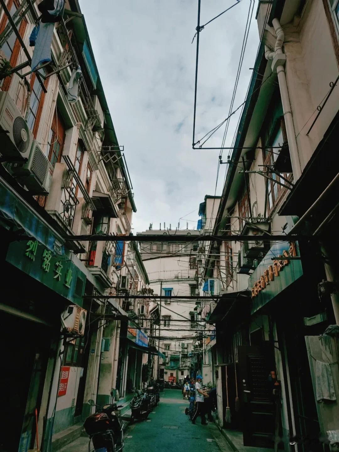 打卡上海南京路步行街边上的老弄堂，没想到时尚繁华的大都市还有这么老旧的房子，这种