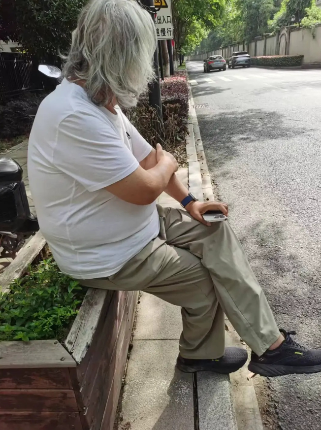 张纪中意外撞车，自曝养家不易
