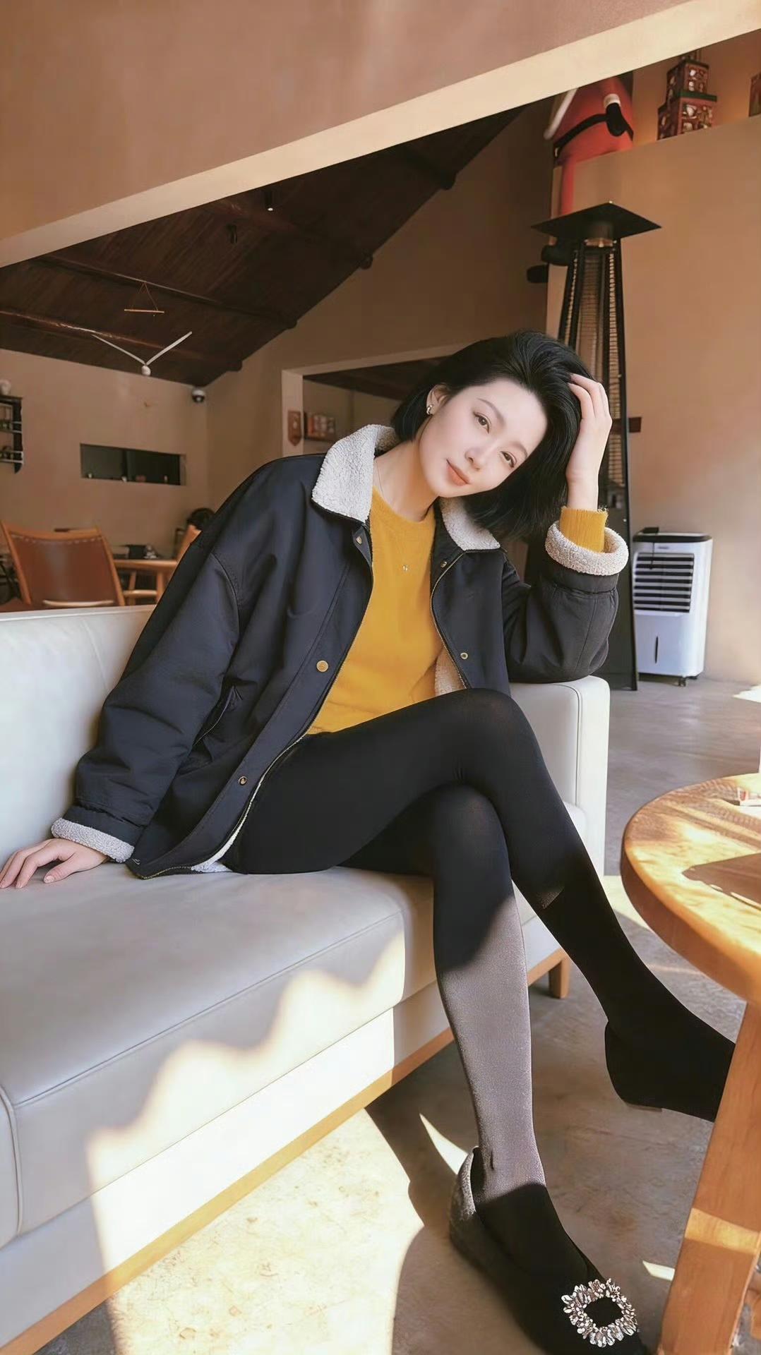 温柔又有气质的穿搭谁能不爱！暖黄毛衣软糯治愈，自带冬日氛围感，黑色外套利落显瘦，