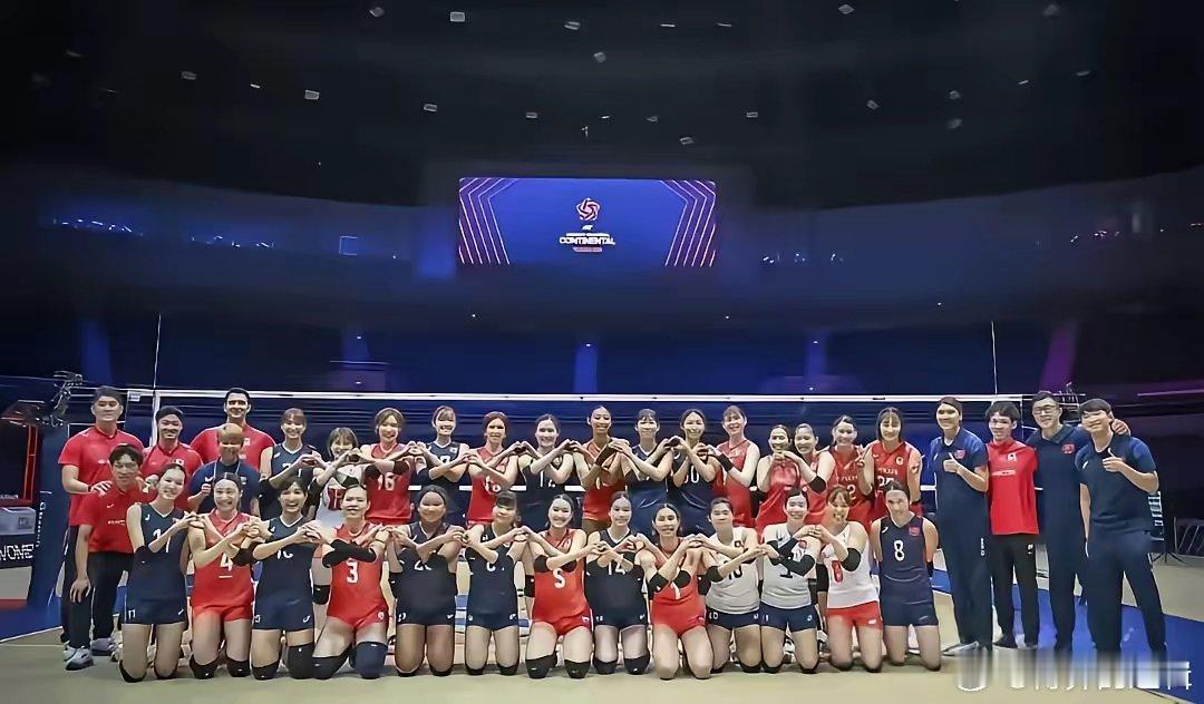 香港女排拒唱国歌，违法了吗？没有。香港女排与日本女排合影比心，违规了吗？也没有。