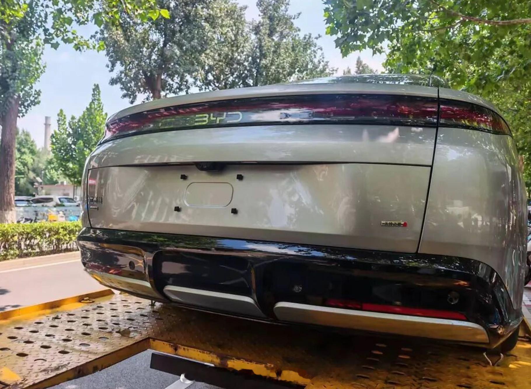 比亚迪首台大汉发车，近日，我们获取了一组比亚迪大汉实车照片，整体来说，比亚迪大汉