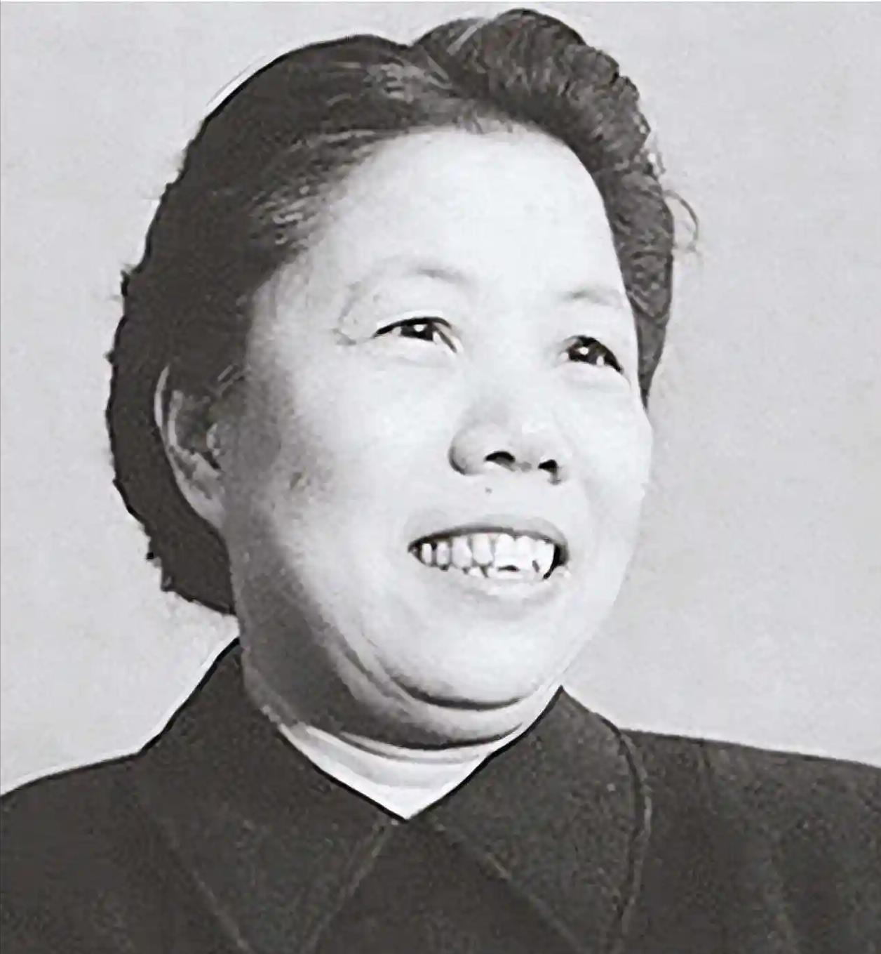 1992年7月11日，邓颖超去世后，她的秘书赵炜向中央提出了四个要求。然而，中央