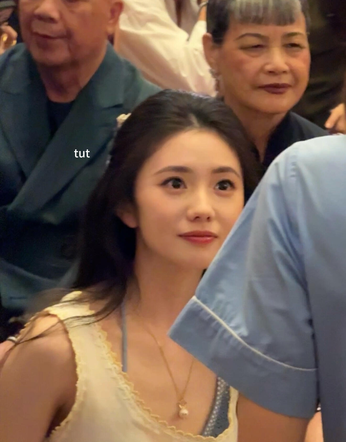 太美了婴儿肥慢慢退去的伶俐少女感少女感真的和年龄没多大关系….