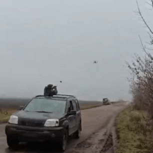 目前对付光纤无人机的最有效手段还是抓捕网和霰弹枪，乌军士兵展示了如何使用Ptas