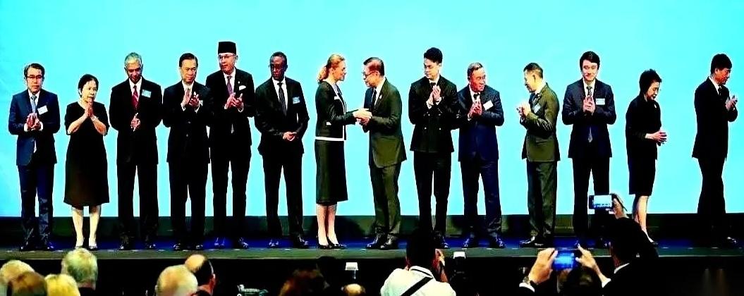 刚刷到一个消息，后背有点发麻，但更多的是兴奋。60个国家，注意，是60个。黑压压