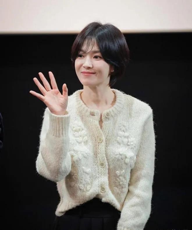 宋慧乔这状态是吃了防腐剂吧！😱空气刘海+奶白针织衫=温柔本命！