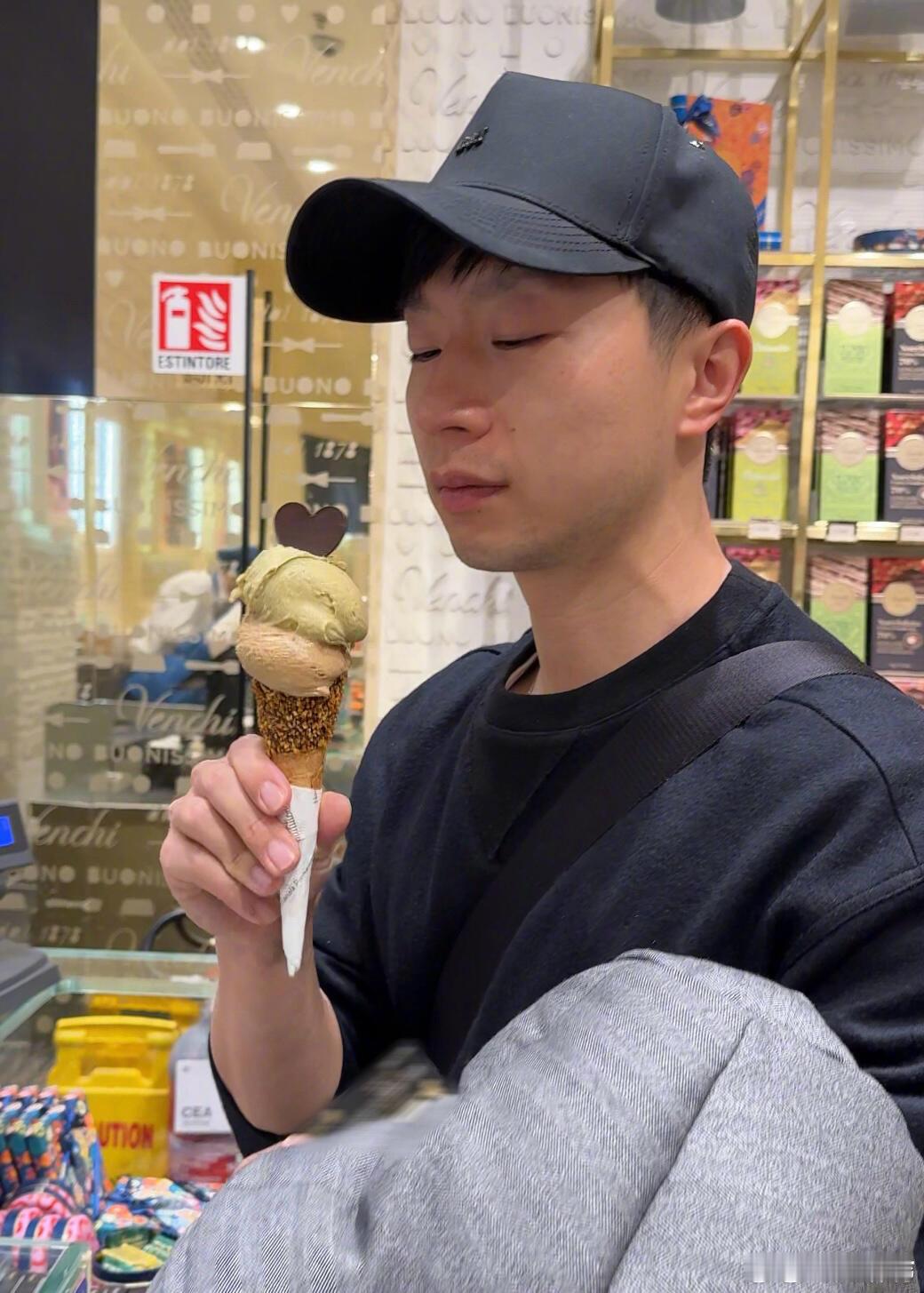 马龙在飞机上第一次看到极光于万米高空，邂逅天地奇景；在热爱之途，永驻当打之年。