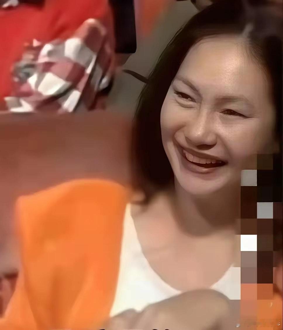 黄春梅年轻的时候长得像三女儿小S，她也是个能力非常好的人。生了三个女儿，顶着各种