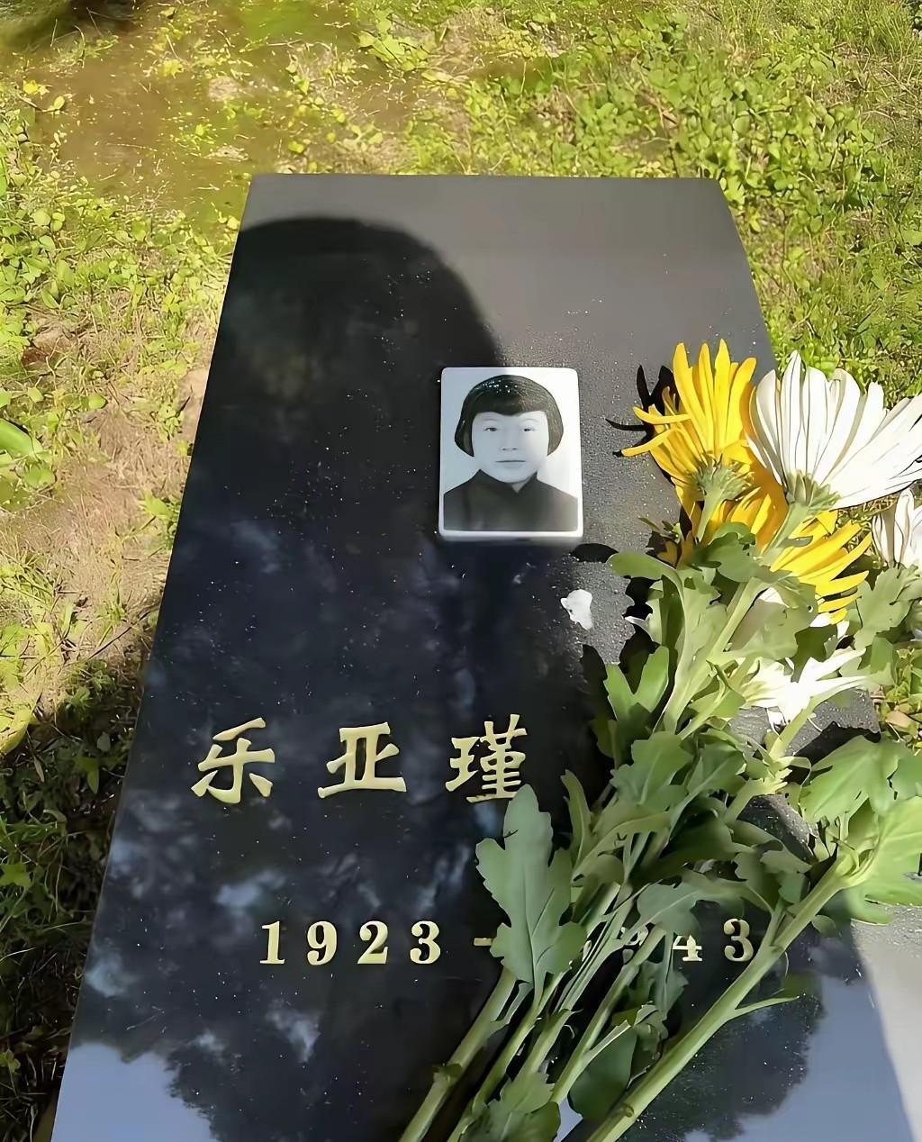 刽子手剥去20岁女孩乐亚成的衣服，抡起大铁锤，将四根长钉死死楔入她的手腕和脚踝，
