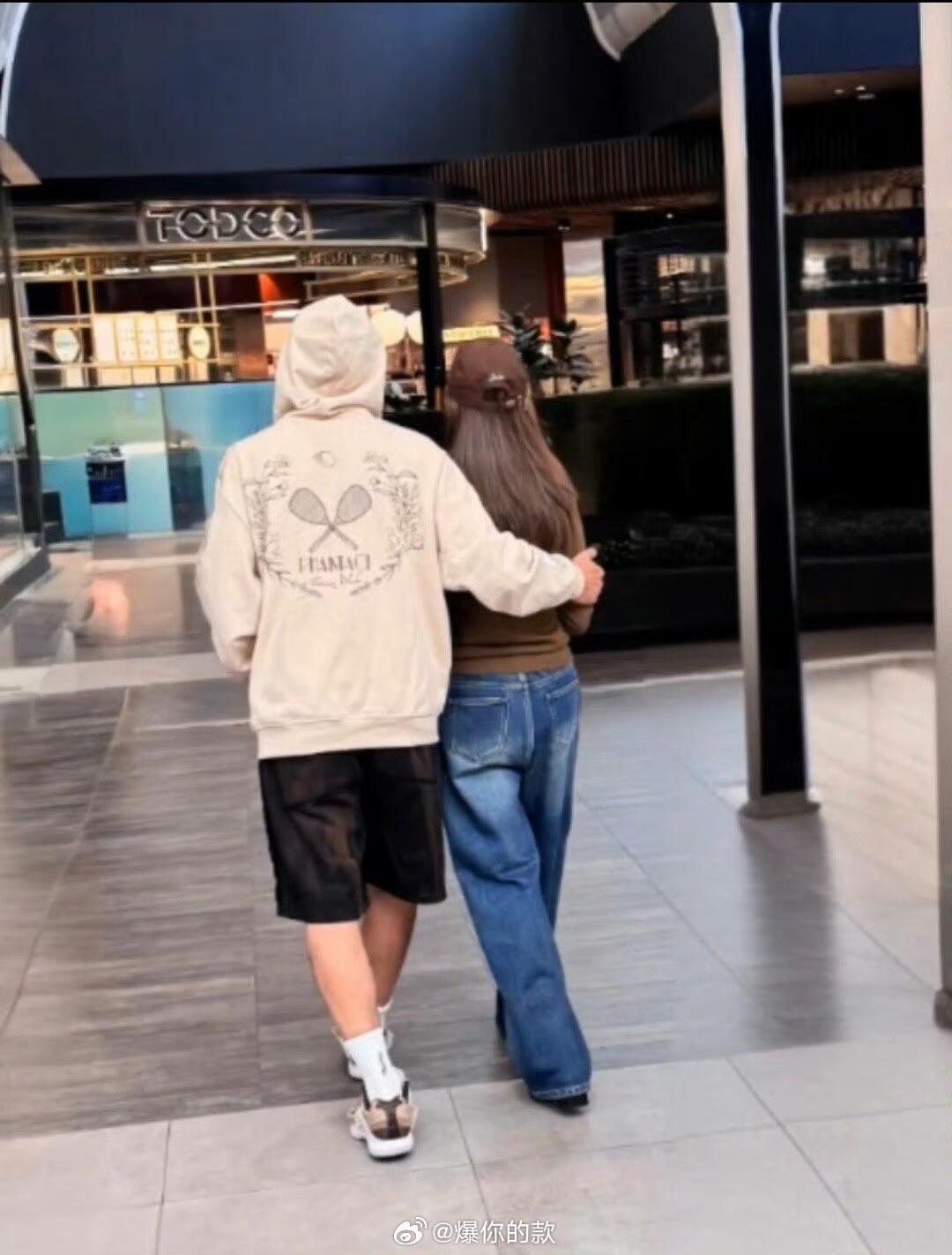 网友偶遇周杰伦搂着昆凌在墨尔本逛街周杰伦昆凌墨尔本逛街，以及小朋友和周杰伦合照